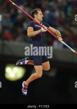 Beijing, Chine. Août 25, 2015. Beijing, Chine. Août 24, 2015. Renaud Lavillenie de France en action pendant la Perche hommes à la 15e finale de l'Association Internationale des Fédérations d'athlétisme (IAAF) Championnats du monde d'athlétisme au Stade National, également connu sous le nom de nid d'oiseau, à Beijing, Chine, 24 août 2015. Dpa : Crédit photo alliance/Alamy Live News Banque D'Images