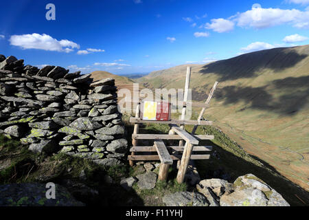 Sentier style sur le NAB est tombé, Parc National de Lake district, comté de Cumbria, Angleterre, Royaume-Uni. Le NAB est tombé Banque D'Images