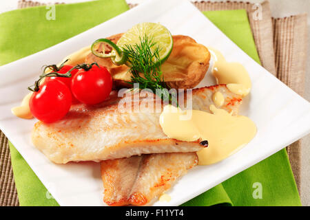 Filets de poisson frit et sauce hollandaise Banque D'Images