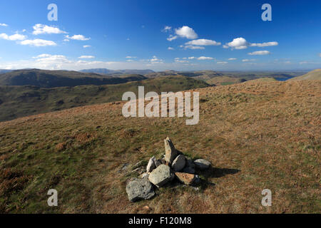 Cairn au sommet de la NAB est tombé, Parc National de Lake district, comté de Cumbria, Angleterre, Royaume-Uni. Le NAB est tombé Banque D'Images