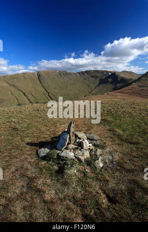 Cairn au sommet de la NAB est tombé, Parc National de Lake district, comté de Cumbria, Angleterre, Royaume-Uni. Le NAB est tombé Banque D'Images