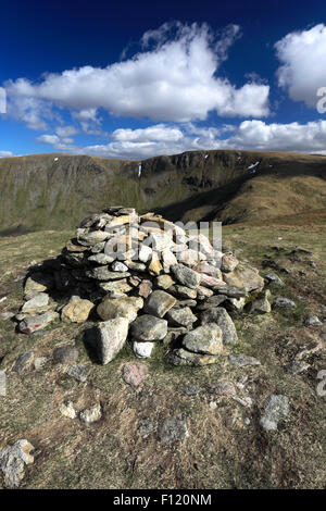 Cairn au sommet de repos Dodd est tombé, Parc National de Lake district, comté de Cumbria, Angleterre, Royaume-Uni. Reste Dodd est tombé Banque D'Images