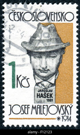 Timbre-poste imprimé en Tchécoslovaquie, illustre écrivain tchèque Jaroslav Hasek, sculpture par Josef Malejovsky Banque D'Images