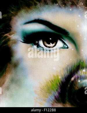 Les femmes à la recherche de l'œil jusqu'mystérieusement de derrière une petite plume de paon couleur arc-en-ciel. Contact avec les yeux. Banque D'Images