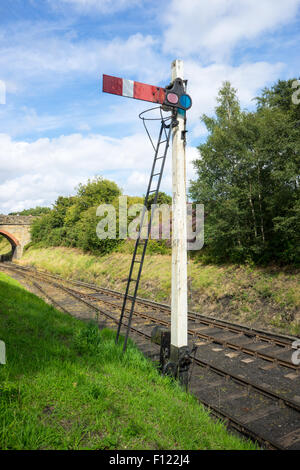 Signal ferroviaire, aka, railway signal post. Banque D'Images