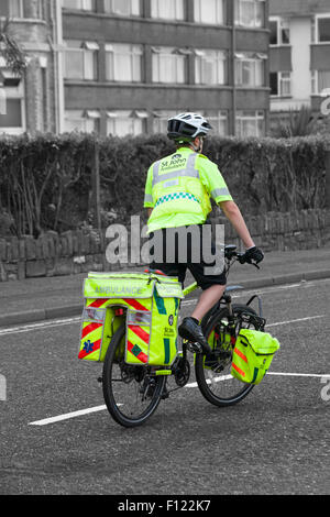 St John Ambulance ambulance transport d'urgence de bord équitation vélo à Bournemouth Air Festival en août Banque D'Images