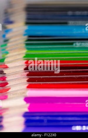 Un paquet de crayons de couleur vive Banque D'Images