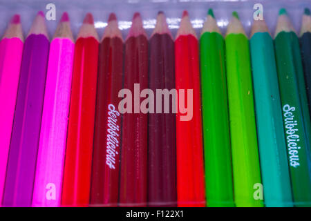 Un paquet de crayons de couleur vive Banque D'Images
