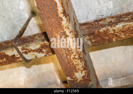 Close up poutres rouillées sous fond de toit Banque D'Images