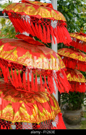 Des parasols de soie dans Breeze, Seminyak, Bali Banque D'Images