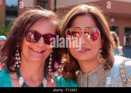 Portrait plein air de deux British Indian Women Wearing Sunglasses Banque D'Images