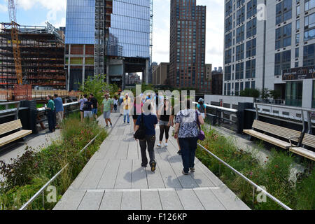 Les gens qui marchent sur la ligne haute de Manhattan. Banque D'Images