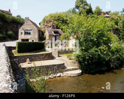 Saint-Céneri-le-Gérei, un beau village sur la rivière Sarthe dans l'Orne département de Normandie France Banque D'Images