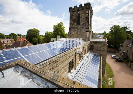 Des panneaux solaires sur un toit de l'église à Melbourne, Derbyshire, Royaume-Uni Banque D'Images