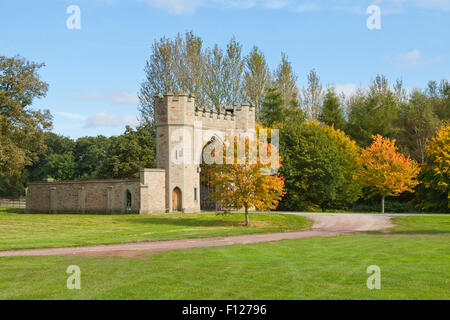 Feuillage de l'automne à la porte d'entrée au château de Hampton Court, une maison de campagne du 15ème siècle, Herefordshire, Angleterre, Grande-Bretagne Banque D'Images