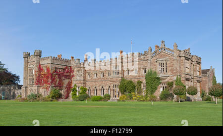 Vue des jardins vers Château de Hampton Court, une maison de campagne à créneaux, Herefordshire, Angleterre, Grande-Bretagne. Banque D'Images