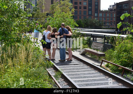 Les personnes prenant des photos sur la ligne haute de Manhattan. Banque D'Images