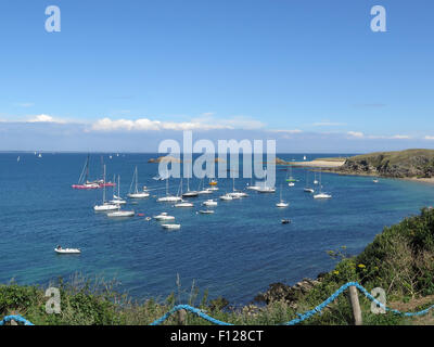 Houat : yachts ancrés dans la baie près de Harbour Banque D'Images