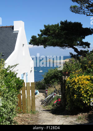 Houat : cottage & vue mer près de Harbour Banque D'Images