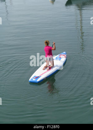 La Trinité-sur-Mer : girl paddle Banque D'Images