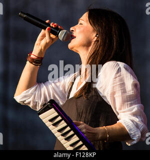 Festival de musique en châteaux CZ Hradec NAD Moravici, la République tchèque, le 22 août 2015. La chanteuse Anna K (Luciana Krecarova). (Photo/CTK Frantisek Gela) Banque D'Images