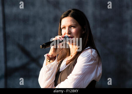 Festival de musique en châteaux CZ Hradec NAD Moravici, la République tchèque, le 22 août 2015. La chanteuse Anna K (Luciana Krecarova). (Photo/CTK Frantisek Gela) Banque D'Images