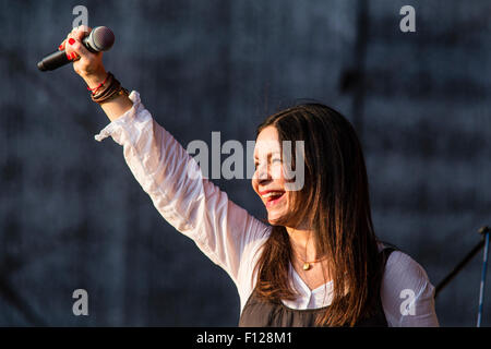 Festival de musique en châteaux CZ Hradec NAD Moravici, la République tchèque, le 22 août 2015. La chanteuse Anna K (Luciana Krecarova). (Photo/CTK Frantisek Gela) Banque D'Images