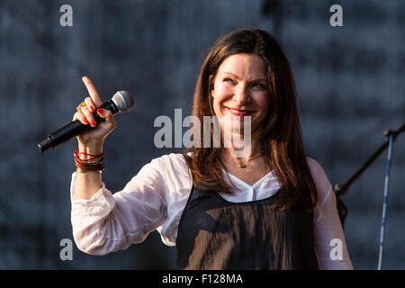 Festival de musique en châteaux CZ Hradec NAD Moravici, la République tchèque, le 22 août 2015. La chanteuse Anna K (Luciana Krecarova). (Photo/CTK Frantisek Gela) Banque D'Images