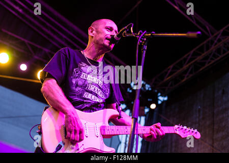 Festival de musique en châteaux CZ Hradec NAD Moravici, la République tchèque, le 22 août 2015. Guitariste de la bande Wohnout Matej Homola. (Photo/CTK Frantisek Gela) Banque D'Images