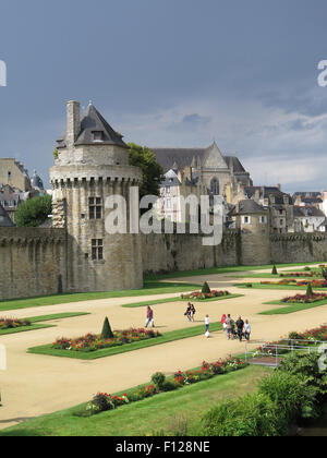 Vannes : Jardin du Château de l'Hermine, remparts et Tour du Connétable Banque D'Images