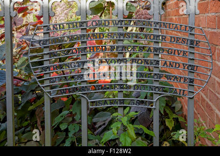 La porte au texte biblique d'Ésaïe menant à la Jardin hollandais, Château de Hampton Court, l'espoir sous Dinmore, Herefordshire, Angleterre Banque D'Images