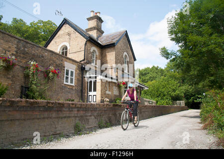 Un cycliste féminine passe le vieux Linley, sur le réseau national Cycle route 45 dans le Shropshire, en Angleterre. Banque D'Images