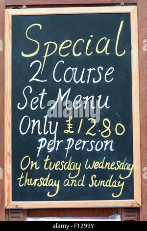 Restaurant specials signe 2 plats Menu uniquement €12,80 par personne) sur le réglage des jours à Totnes, Devon, Angleterre Banque D'Images