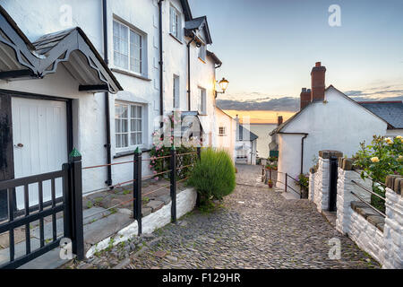 Une étroite rue pavée, bordée de jolis cottages à dans le nord du Devon Clovelly Banque D'Images