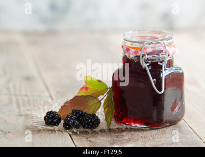 Un pot de confiture de mûres se nourrissaient de la haie Banque D'Images