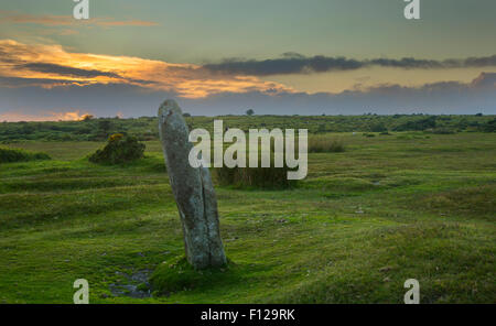 Pierre debout près du cercle de pierres hurlers à larbins sur Bodmin Moor Banque D'Images