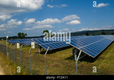 Panneau solaire sur le terrain clôturé dans un fil de fer barbelé rouillé près de Sofia Banque D'Images