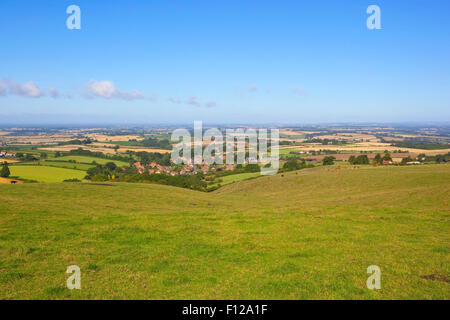 Acklam village et la lointaine vallée de York vue de l'un pré herbeux haut sur le Yorkshire Wolds en été. Banque D'Images
