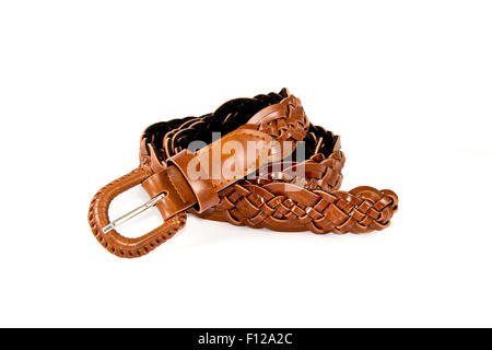 Ceinture en cuir marron. Isolé sur fond blanc Banque D'Images