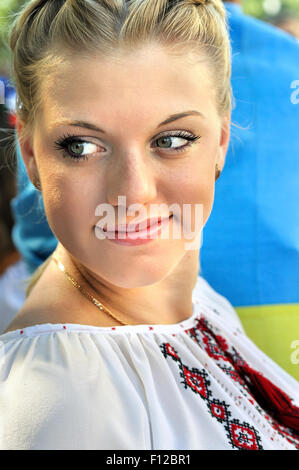 Close-up portrait de jeune femme ukrainienne en vêtements traditionnels Banque D'Images