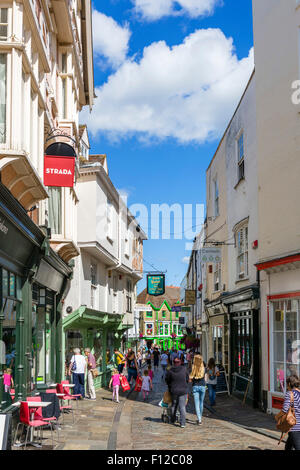 Boutiques sur Sun Street dans le centre-ville historique, Canterbury, Kent, England, UK Banque D'Images