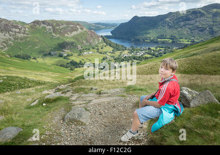 Lake Ullswater comme vu à partir de la mi-montée mont Helvellyn, lequel iis 950 mètres de haut au-dessus, Lake District, Cumbria, Angleterre. Banque D'Images