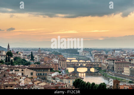 Soir vue sur Florence à la recherche vers le Ponte Vecchio sur l'Arno, à partir de la Piazzale Michelangelo Banque D'Images