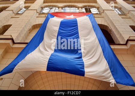 Grand drapeau national de Cuba sur les fenêtres supérieures de la musée de la Révolution à La Havane, Cuba Banque D'Images