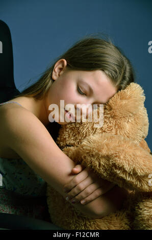 Adolescente avec un ours en peluche Banque D'Images