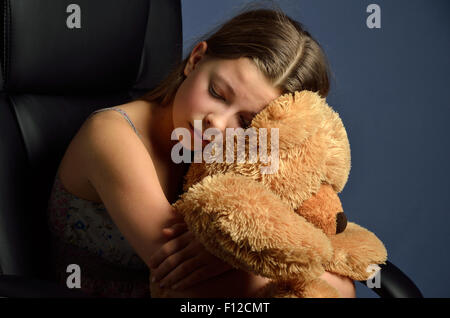 Adolescente avec un ours en peluche Banque D'Images