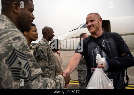 Paris, France. Août 24, 2015. 1ère classe pilote américain Spencer Pierre est accueilli par le sergent-chef en chef. Phillip Easton, 86e Escadre de transport aérien, de commandement en chef après son arrivée à Ramstein Air Base, 24 août 2015 à Ramstein, en Allemagne. Stone avec Anthony Sadler, Aleksander Skarlatos et Chris Norman associés ensemble à maîtriser une attaque terroriste par un homme armé sur le train à grande vitesse Thalys service. Banque D'Images