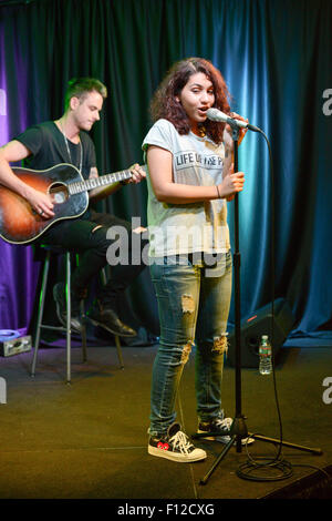 Bala Cynwyd, Pennsylvania, USA. Août 25, 2015. La chanteuse canadienne, ALESSIA CARA, arrêté par Q102 FM à Bala Cynwyd pour effectuer son hit'Ici' devant un public dans le Q102 performance theatre Crédit : Ricky Fitchett/ZUMA/Alamy Fil Live News Banque D'Images