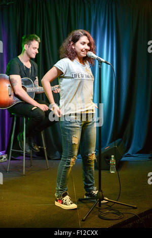 Bala Cynwyd, Pennsylvania, USA. Août 25, 2015. La chanteuse canadienne, ALESSIA CARA, arrêté par Q102 FM à Bala Cynwyd pour effectuer son hit'Ici' devant un public dans le Q102 performance theatre Crédit : Ricky Fitchett/ZUMA/Alamy Fil Live News Banque D'Images