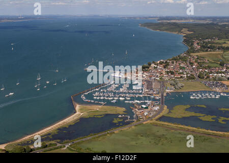 Image aérienne de Yarmouth, à l'île de Wight, montrant le port de plaisance, de la jetée et de la Yarmouth - Lymington Ferry Banque D'Images